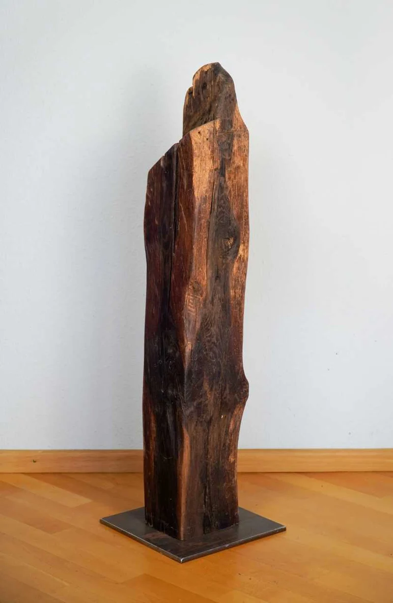 Altholz-Skulptur „Nordlicht“ – Massiver Eichenbalken auf Stahlfuß