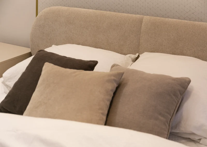 Polsterbett 140x200 cm Ovalle, beige Chenille, goldene Beine
