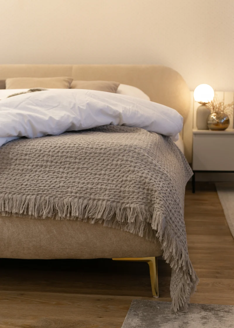 Polsterbett 140x200 cm Ovalle, beige Chenille, goldene Beine