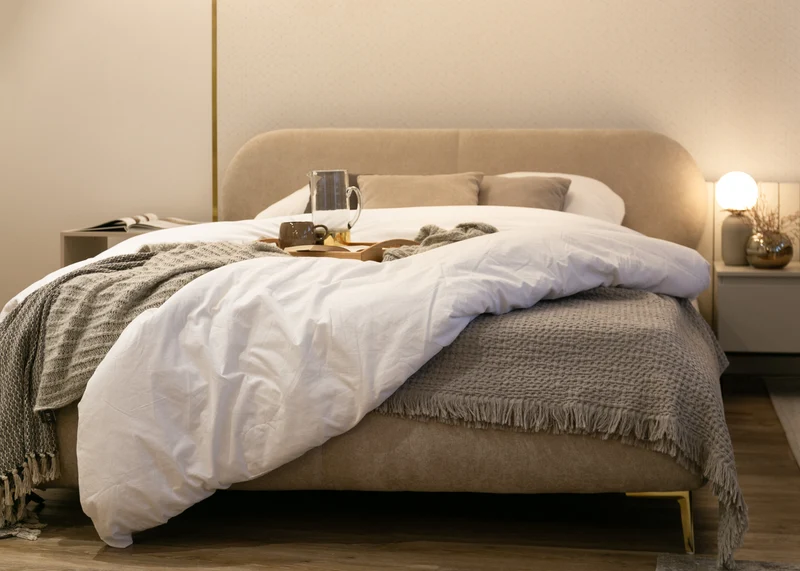 Polsterbett 140x200 cm Ovalle, beige Chenille, goldene Beine