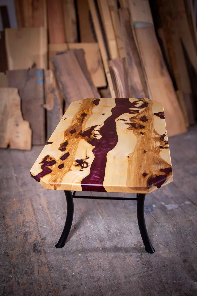Violet - Couchtisch aus wilder Esche und violetten Epoxidharz