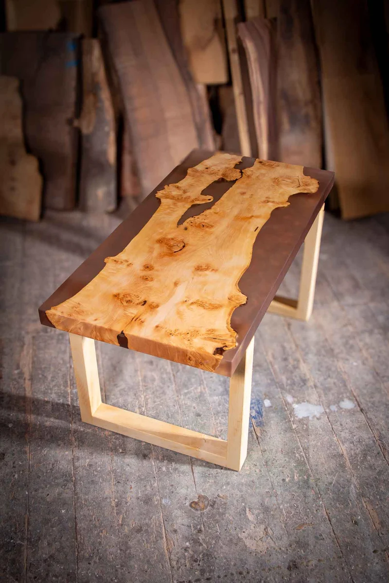 Mila - Epoxidharz Couchtisch aus Ahorn mit kupferfarbenem Harz