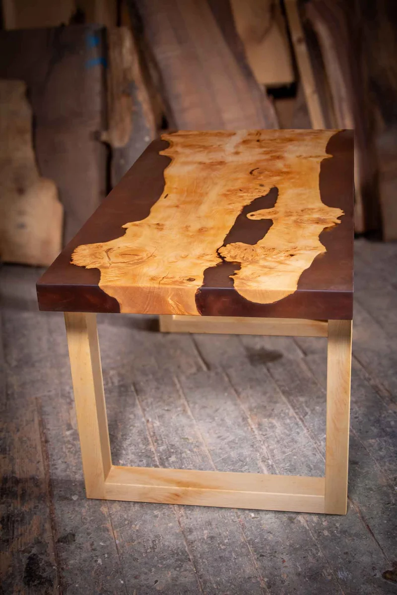 Mila - Epoxidharz Couchtisch aus Ahorn mit kupferfarbenem Harz