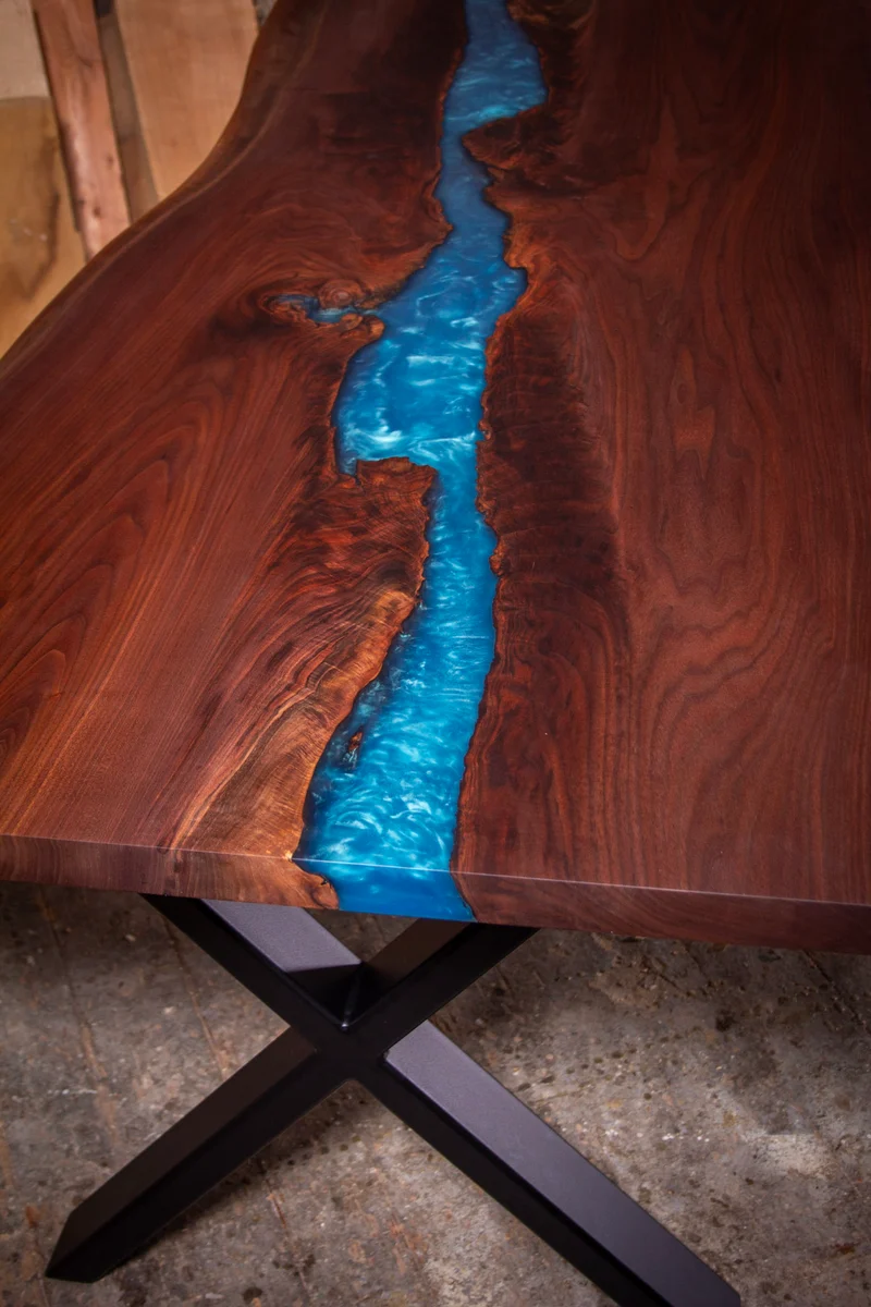 Xaver - Esstisch aus Nussbaum mit Baumkante und blauem River