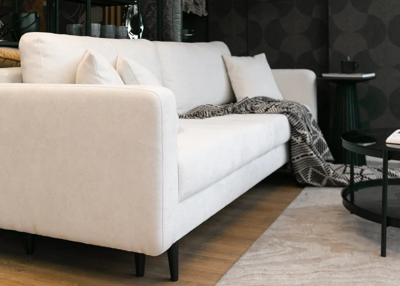 Dreisitziges ausklappbares Sofa Valico in Cremefarbe aus leicht zu reinigendem Chenille-Stoff mit schwarzen Beinen