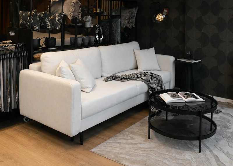 Dreisitziges ausklappbares Sofa Valico in Cremefarbe aus leicht zu reinigendem Chenille-Stoff mit schwarzen Beinen