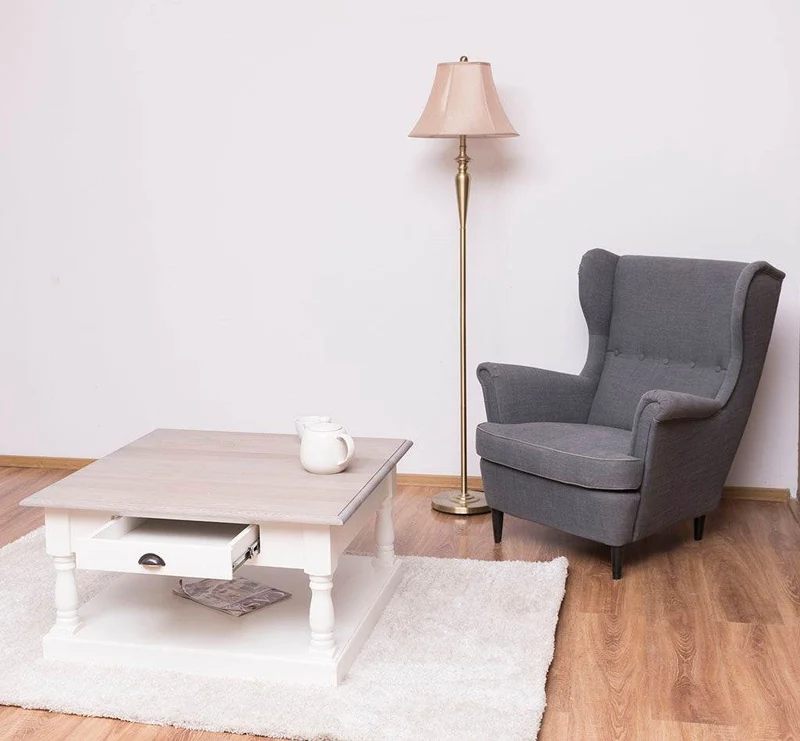 Kleiner Couchtisch aus Massivholz im Landhausstil mit Schublade