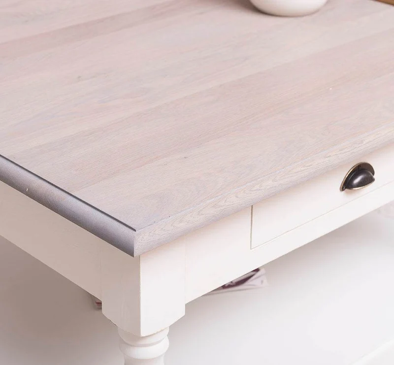 Kleiner Couchtisch aus Massivholz im Landhausstil mit Schublade