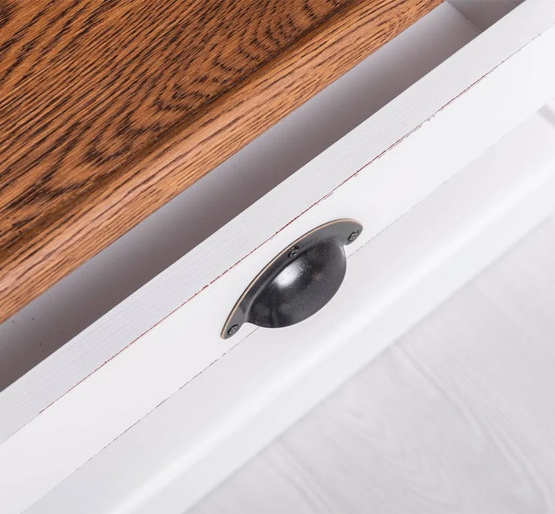 Kleiner Couchtisch aus Massivholz im Landhausstil mit Schublade
