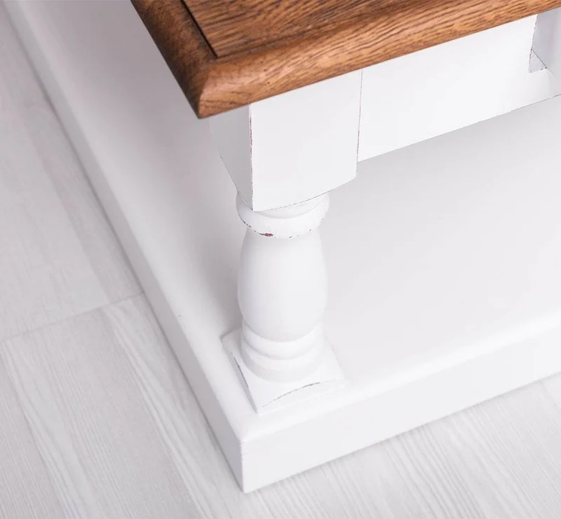 Kleiner Couchtisch aus Massivholz im Landhausstil mit Schublade