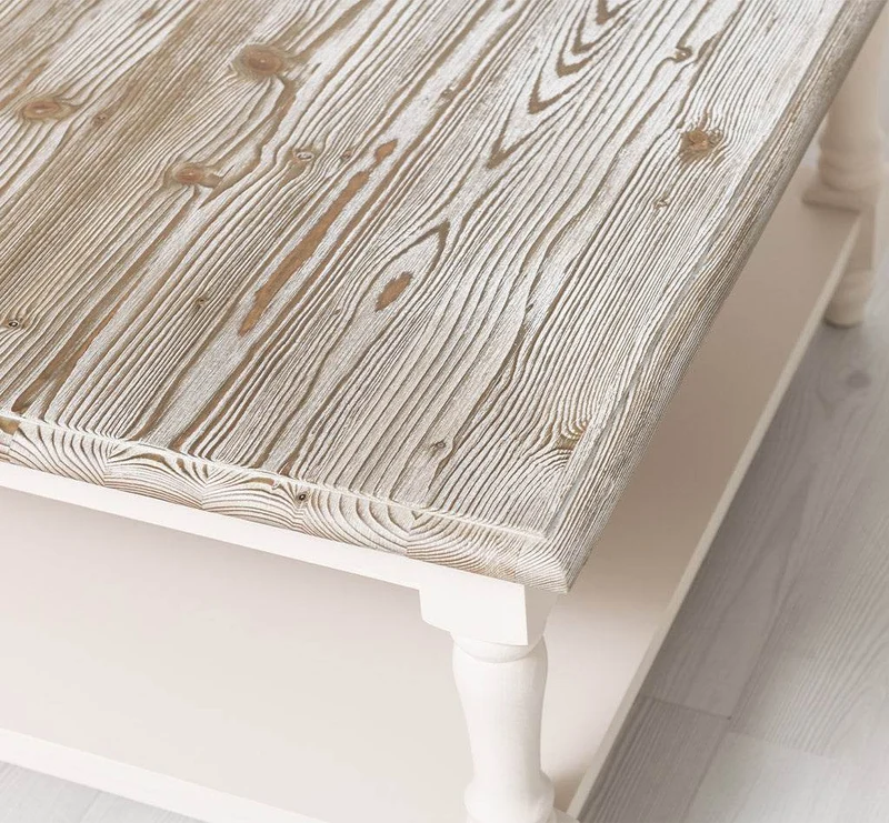 Quadratischer Couchtisch aus Massivholz mit gedrechselten Beinen