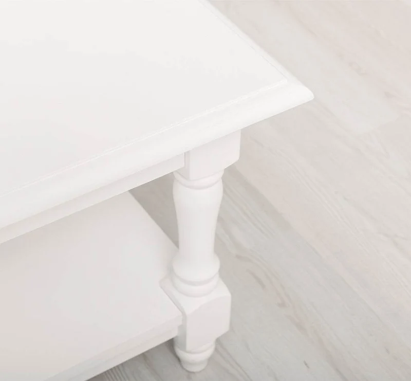 Quadratischer Couchtisch aus Massivholz mit gedrechselten Beinen
