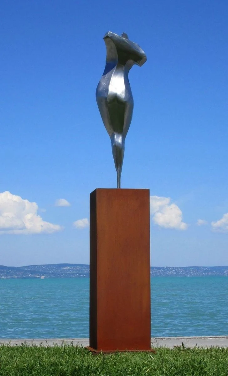 Casa Padrino XXL Garten Deko Metall Skulptur Frau auf Säule Silber / Rost H. 205 cm