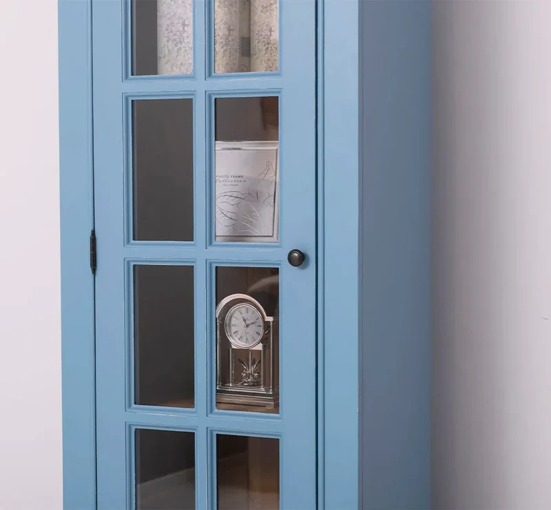 Schlanke Vitrine aus Massivholz mit 3 Schubladen