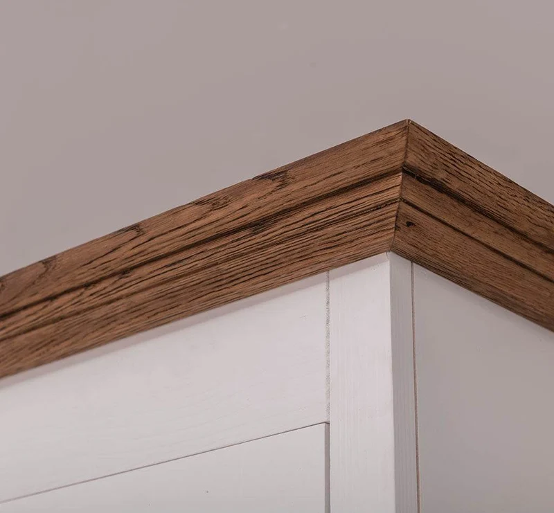 Küchen- und Buffetschrank aus Massivholz im Landhausstil - Eichenakzente