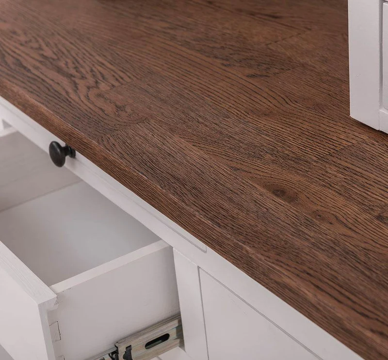 Küchen- und Buffetschrank aus Massivholz im Landhausstil - Eichenakzente