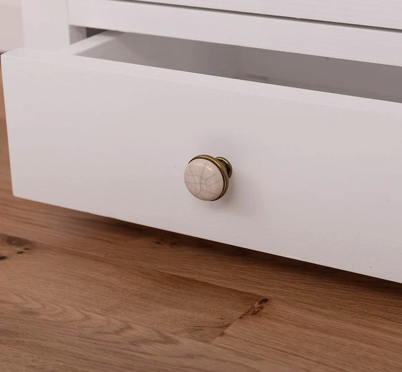 Küchen- und Buffetschrank aus Massivholz im Landhausstil - Eichenakzente