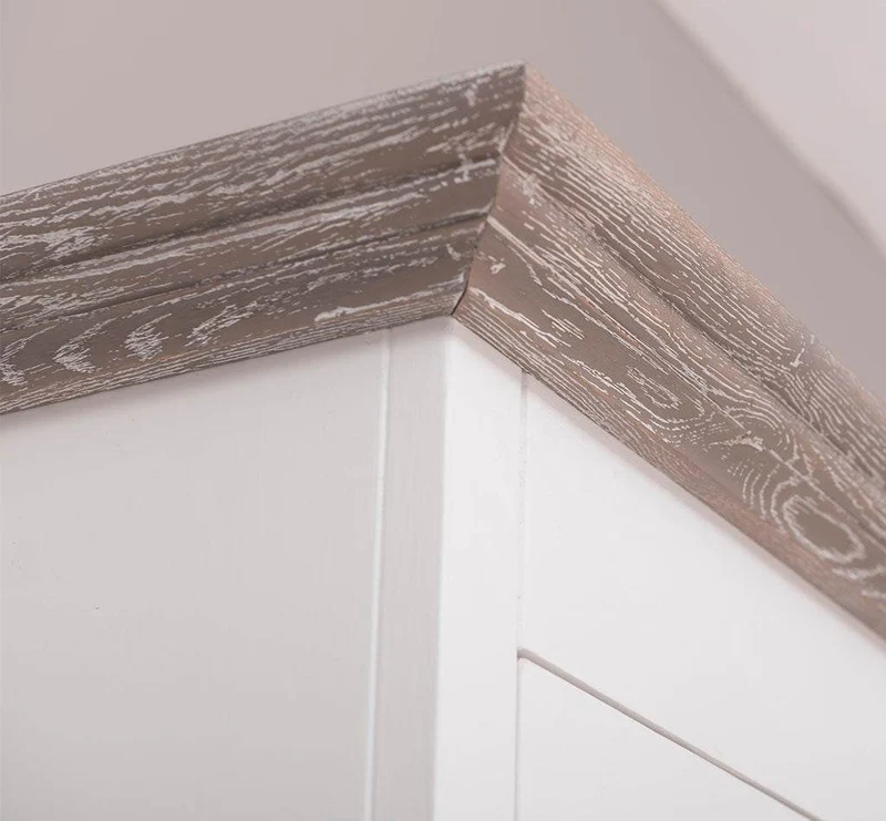 Küchen- und Buffetschrank aus Massivholz im Landhausstil - Eichenakzente