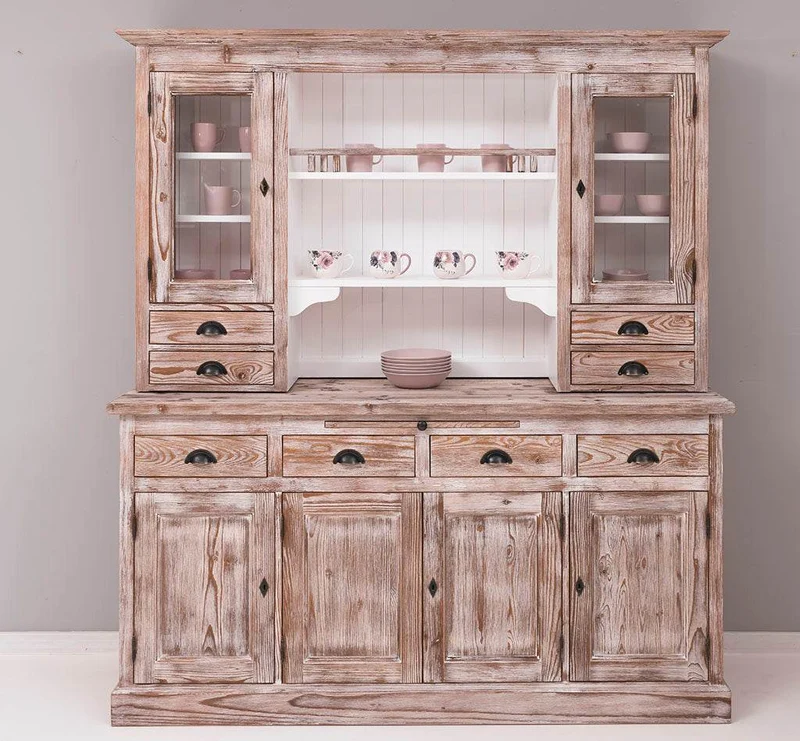 Breiter Buffetschrank aus Massivholz im Landhausstil