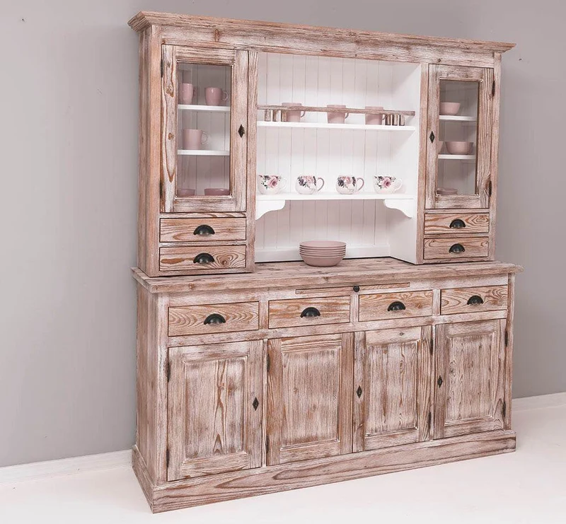 Breiter Buffetschrank aus Massivholz im Landhausstil