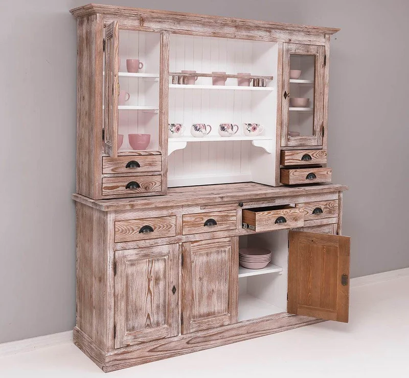 Breiter Buffetschrank aus Massivholz im Landhausstil