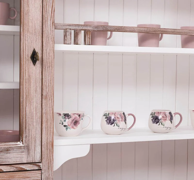 Breiter Buffetschrank aus Massivholz im Landhausstil