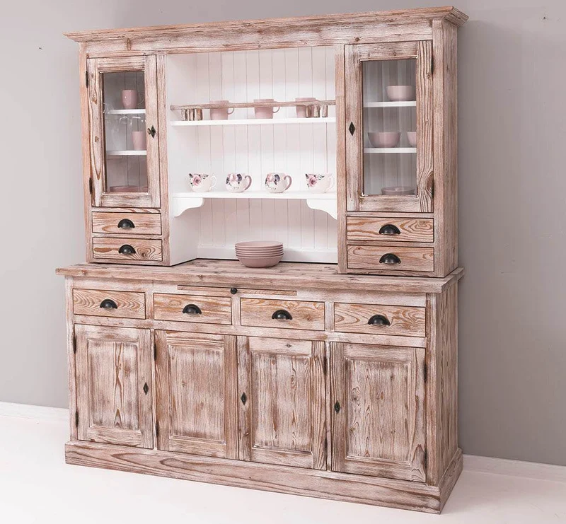 Breiter Buffetschrank aus Massivholz im Landhausstil