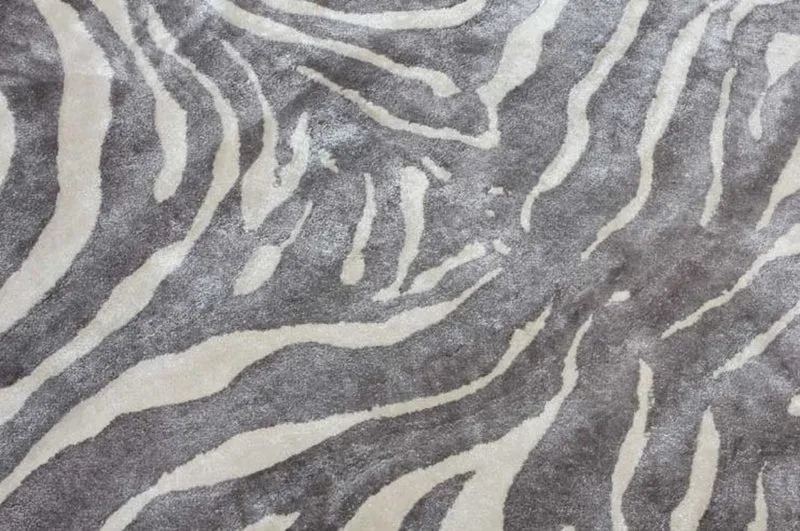 Casa Padrino Luxus Viskose Teppich mit Zebra Design Grau / Creme / Rot 160 x 230 cm - Wohnzimmer Teppich - Moderner Schlafzimmer Teppich - Luxus Interior - Luxus Qualität