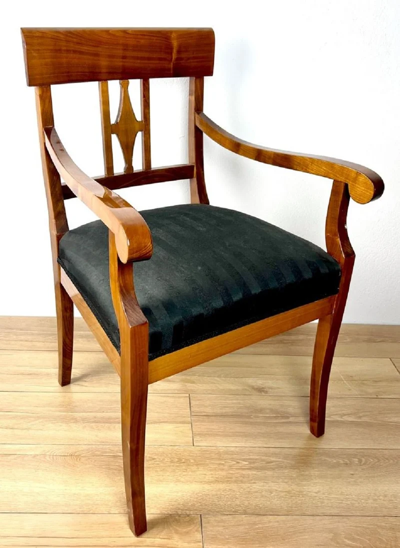 Casa Padrino Luxus Biedermeier Esszimmer Stuhl mit Armlehnen und Streifen Braun / Schwarz 59 x H. 94 cm - Massivholz Küchen Stuhl - Massivholz Esszimmer Möbel - Biedermeier Esszimmer Möbel
