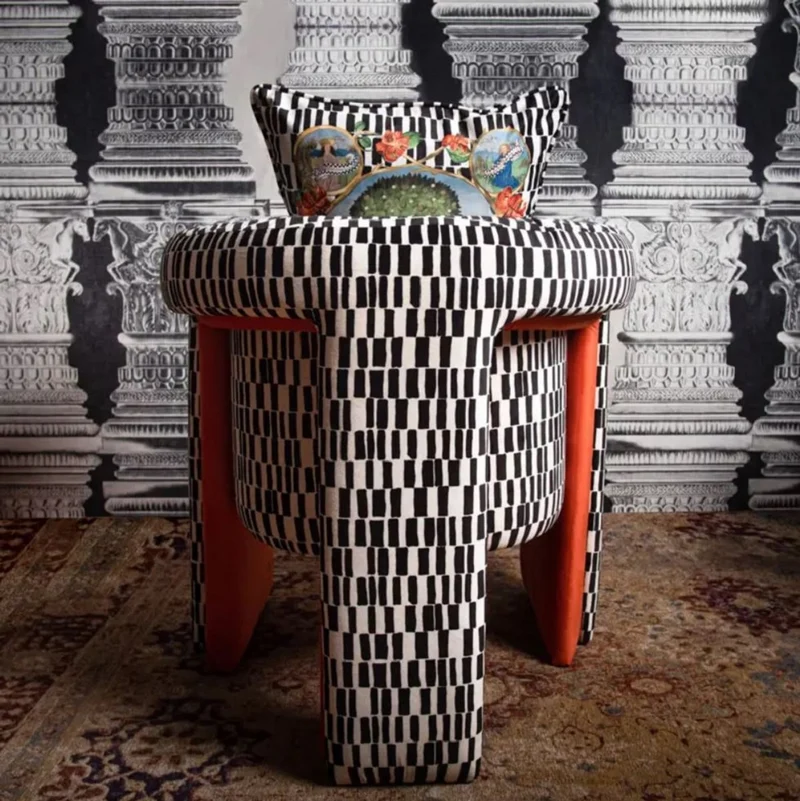 Casa Padrino Luxus Designer Samt Sessel mit Kissen Schwarz / Weiß / Orange 80 x 68 x H. 99 cm - Wohnzimmer Sessel - Hotel Sessel - Wohnzimmer Möbel - Hotel Möbel - Luxus Möbel - Designer Möbel