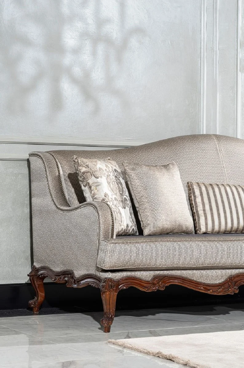 Casa Padrino Luxus Barock Wohnzimmer Sofa Silber / Braun - Handgefertigtes Barockstil Sofa mit dekorativen Kissen - Luxus Wohnzimmer Möbel im Barockstil - Barock Möbel - Edel & Prunkvoll