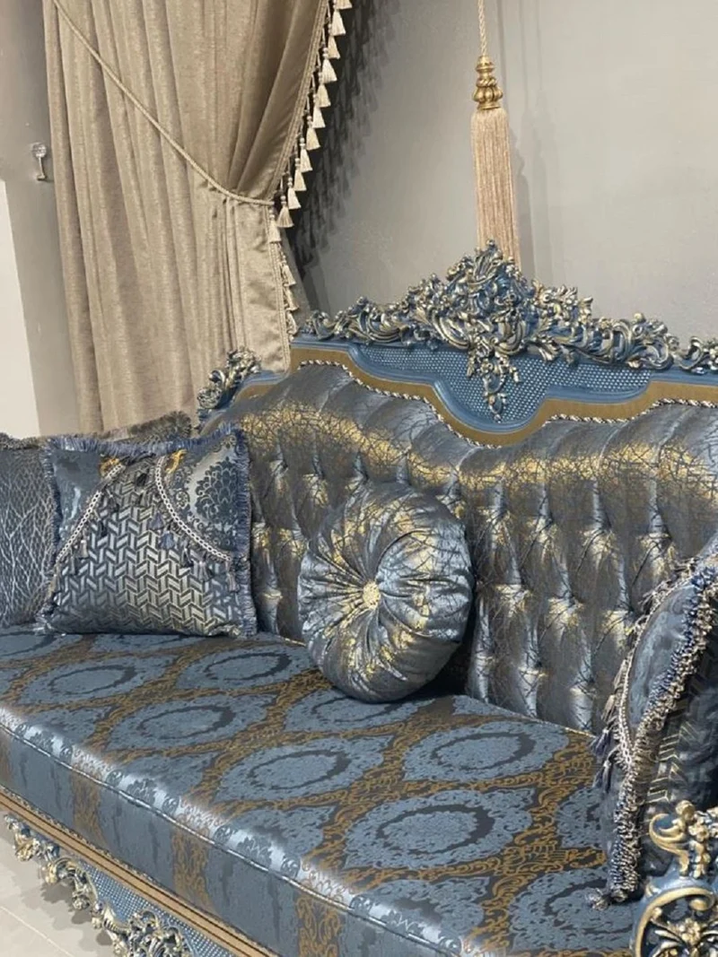 Casa Padrino Luxus Barock Sofa Blau / Gold - Prunkvolles Wohnzimmer Sofa mit elegantem Muster - Barockstil Wohnzimmer Möbel - Luxus Möbel im Barockstil - Edel & Prunkvoll