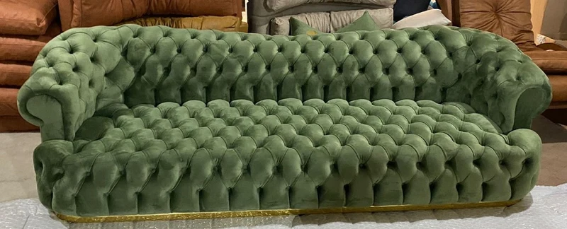Casa Padrino Luxus Chesterfield Sofa Grün / Gold 270 x 85 x H. 85 cm - Wohnzimmer Sofa - Hotel Sofa - Wohnzimmer Möbel - Chesterfield Möbel - Luxus Möbel - Luxus Einrichtung