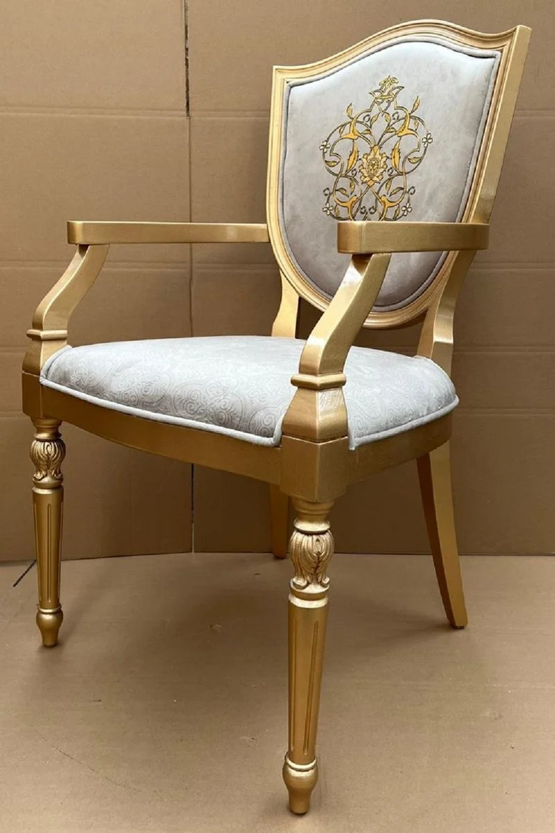 Casa Padrino Luxus Art Deco Esszimmer Stuhl Grau / Gold - Eleganter Massivholz Stuhl mit Armlehnen - Art Deco Esszimmer Möbel
