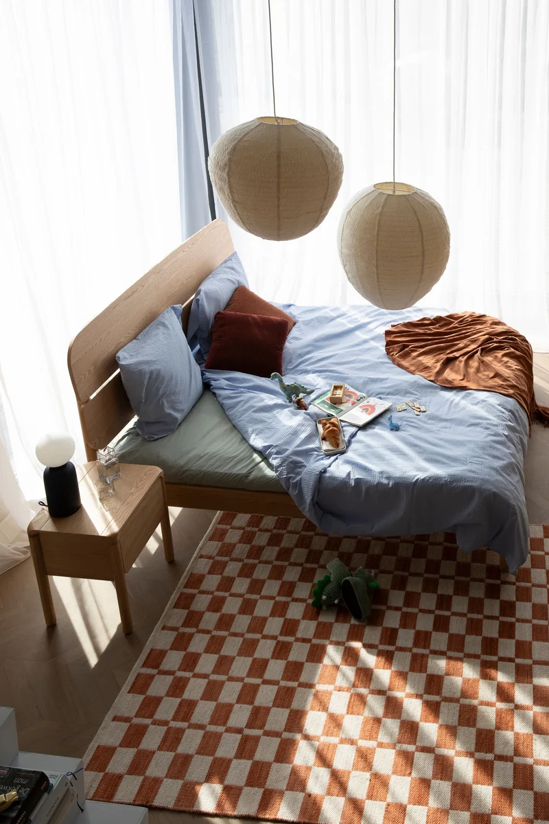 Pendelleuchte Cocoon L in Creme mit Bouclé-Schirm von Zuiver