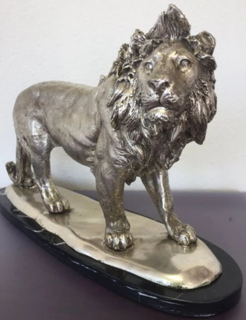 Casa Padrino Bronzefigur Löwe auf Marmorsockel Silber / Schwarz 49 x 16 x H. 31 cm - Luxus Deko Figur