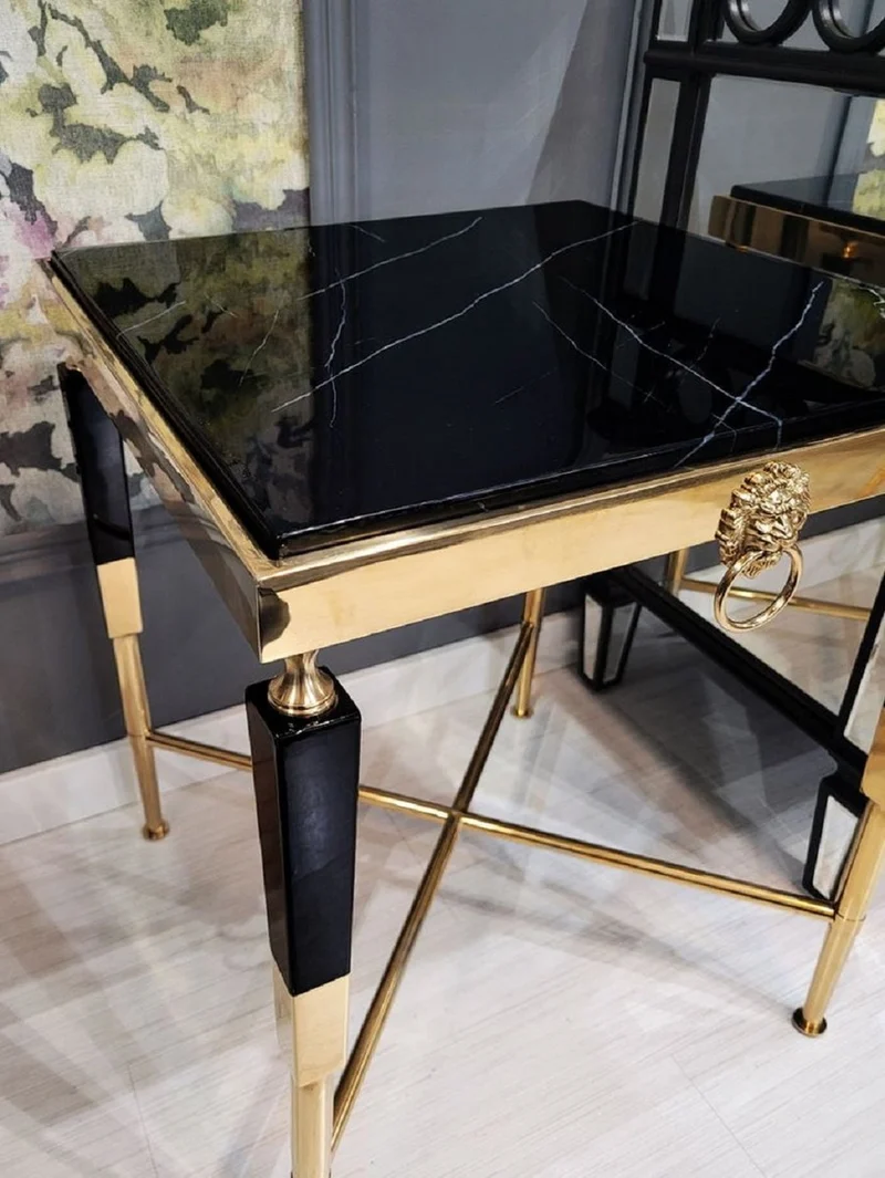 Casa Padrino Luxus Beistelltisch Schwarz / Gold 50 x 50 x H. 60 cm - Quadratischer Tisch mit Kunstmarmor Tischplatte - Luxus Wohnzimmer Möbel - Hotel Möbel - Luxus Einrichtung - Hotel Einrichtung