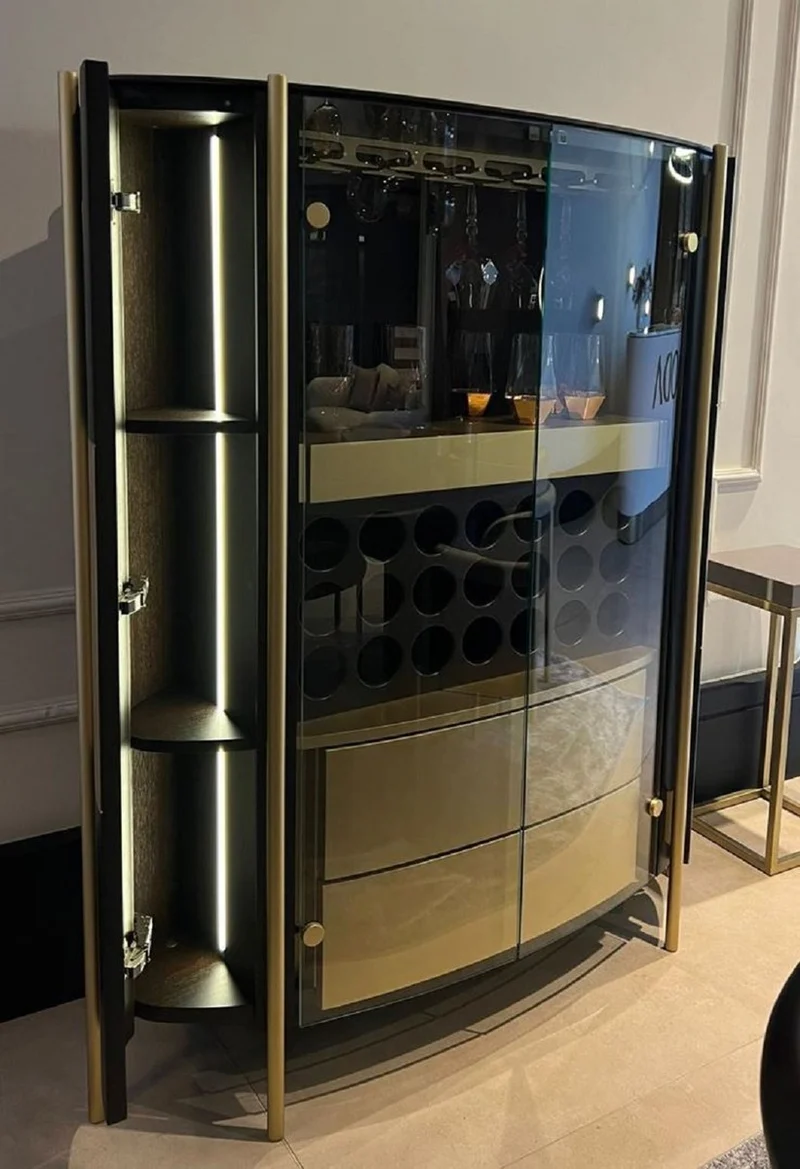 Casa Padrino Luxus Barschrank Dunkelbraun / Messing 128 x 47 x H. 150 cm - Beleuchteter Massivholz Weinschrank mit 4 Türen - Wohnzimmer Möbel - Bar Möbel - Hotel Möbel - Luxus Kollektion