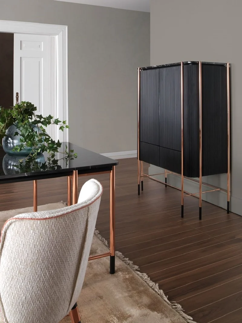 Casa Padrino Luxus Barschrank Schwarz / Matt Schwarz / Kupfer 104 x 52 x H. 150 cm - Beleuchteter Weinschrank mit 2 Türen - Wohnzimmer Möbel - Bar Möbel - Hotel Möbel - Luxus Kollektion