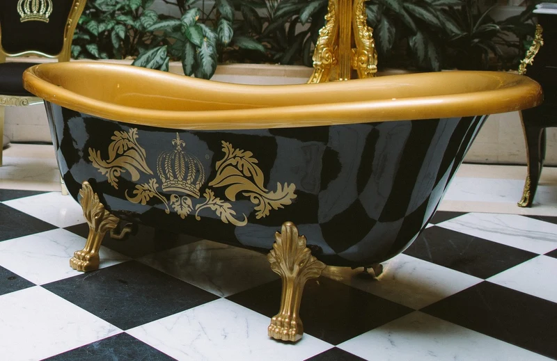 Pompöös by Casa Padrino Luxus Badewanne Deluxe freistehend von Harald Glööckler Schwarz / Gold / Gold 1695mm mit goldfarbenen Löwenfüssen