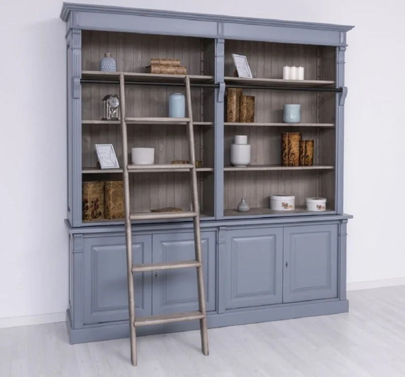 Casa Padrino Landhausstil Bücherschrank mit Leiter Hellblau / Grau 223 x 51 x H. 228 cm - Massivholz Schrank - Wohnzimmerschrank - Regalschrank - Büroschrank - Landhausstil Möbel