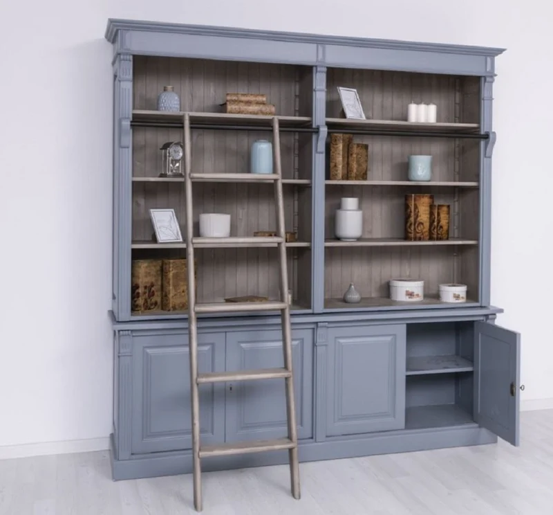Casa Padrino Landhausstil Bücherschrank mit Leiter Hellblau / Grau 223 x 51 x H. 228 cm - Massivholz Schrank - Wohnzimmerschrank - Regalschrank - Büroschrank - Landhausstil Möbel