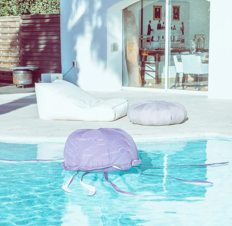 Casa Padrino Luxus Sitzsack Qualle Lila / Weiß Ø 80 x H. 35 cm - Schwimmender Sitzsack - Handgefertigtes Sitzkissen - Garten Deko - Terrassen Deko - Pool Deko - Luxus Accessoires