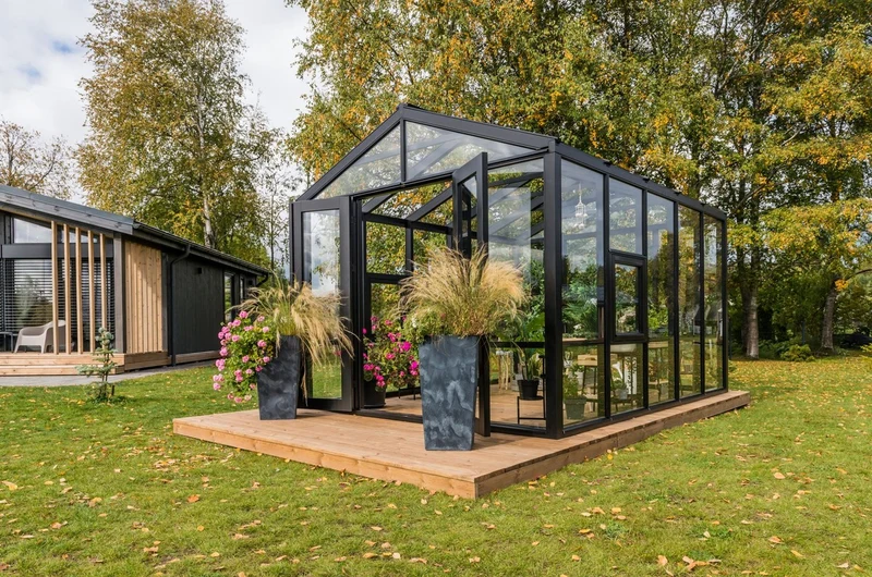 Casa Padrino Luxus Gartenhaus Schwarz 400 x 300 x H. 276,2 cm - Massivholz Garten Haus mit Glasfenstern und Glastüren - Gewächshaus - Luxus Gartenhäuser - Luxus Gewächshäuser