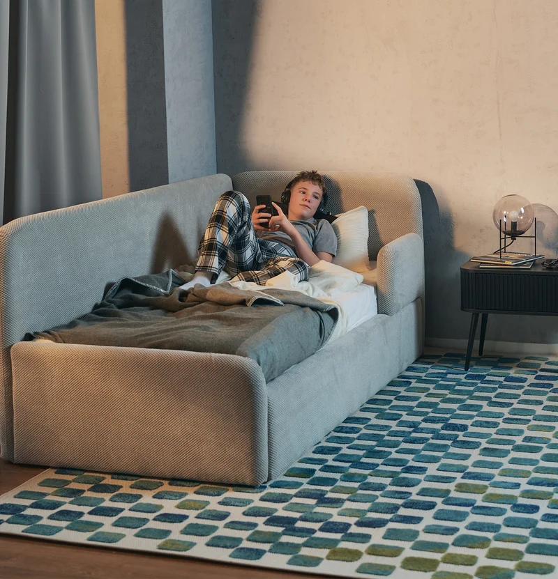 Jugendbett 90x200 cm Fanklo rechtsseitig mit Stauraum, grau-beiger hydrophober Plüsch