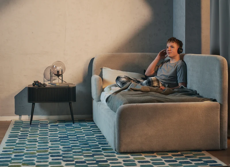 Jugendbett 90x200 cm Fanklo linksseitig mit Stauraum und Geländern, grau-beiges Plüsch, wasserabweisend