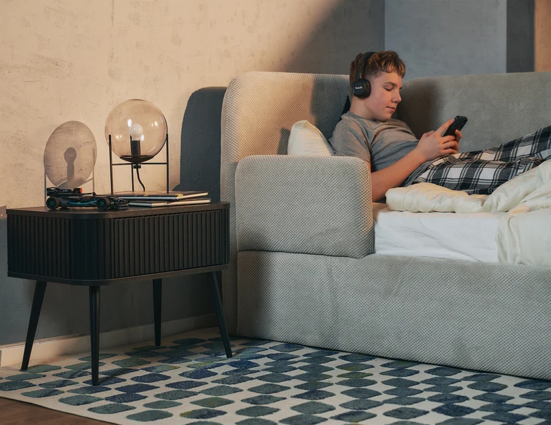 Jugendbett 90x200 cm Fanklo linksseitig mit Stauraum und Geländern, grau-beiges Plüsch, wasserabweisend