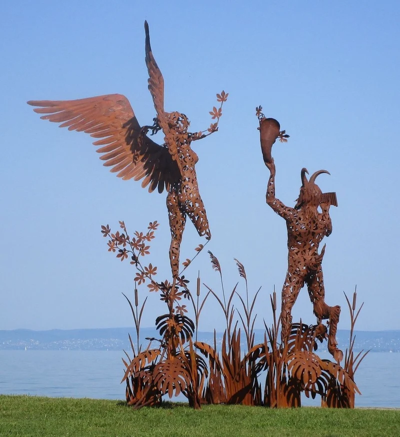 Casa Padrino Luxus Deko Skulptur Engel und Pan Rost 325 x 173 x H. 370 cm - Riesige Metall Skulptur - Riesige Garten Deko Figur - Garten Skulpturen - Metall Skulpturen