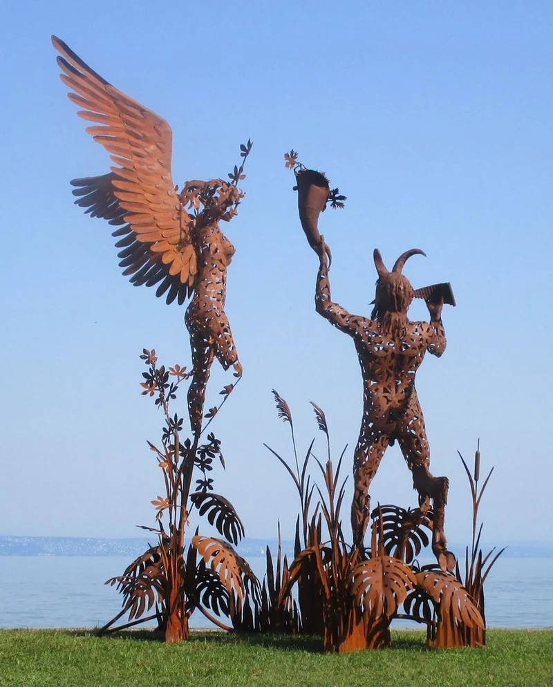 Casa Padrino Luxus Deko Skulptur Engel und Pan Rost 325 x 173 x H. 370 cm - Riesige Metall Skulptur - Riesige Garten Deko Figur - Garten Skulpturen - Metall Skulpturen