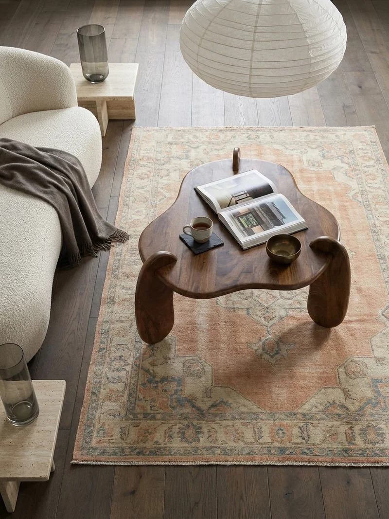 Couchtisch in Walnussfarbe aus Mangoholz Massiv, Niedriges Dreibein-Design, Organisch, 78x78x39.5cm